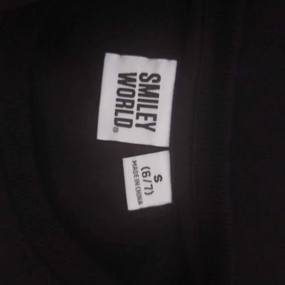 Art class. Smiley World Black girls sweater size 6/7(S). Made in China.